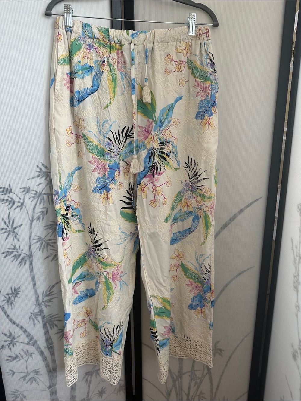 NWT Women's Cream Cropped Floral Beach Casual Pants - Spring/Summer Fun